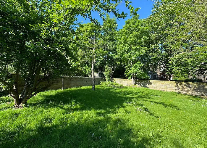 Plush Leeds Bungalow, Free Parking