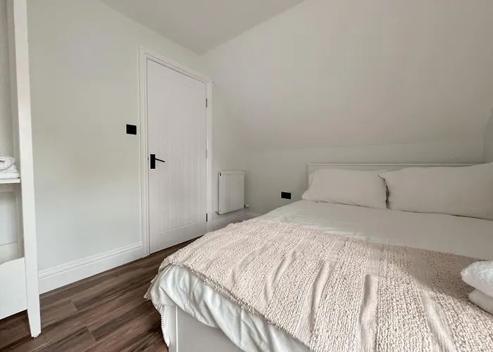 Plush Leeds Bungalow, Free Parking