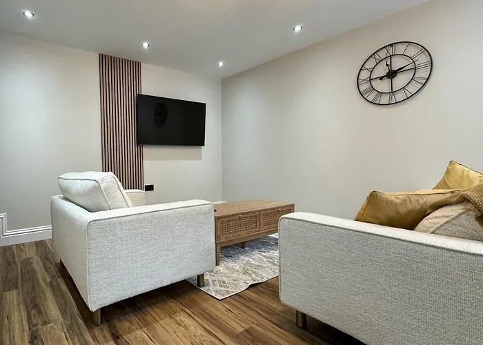 Plush Leeds Bungalow, Free Parking