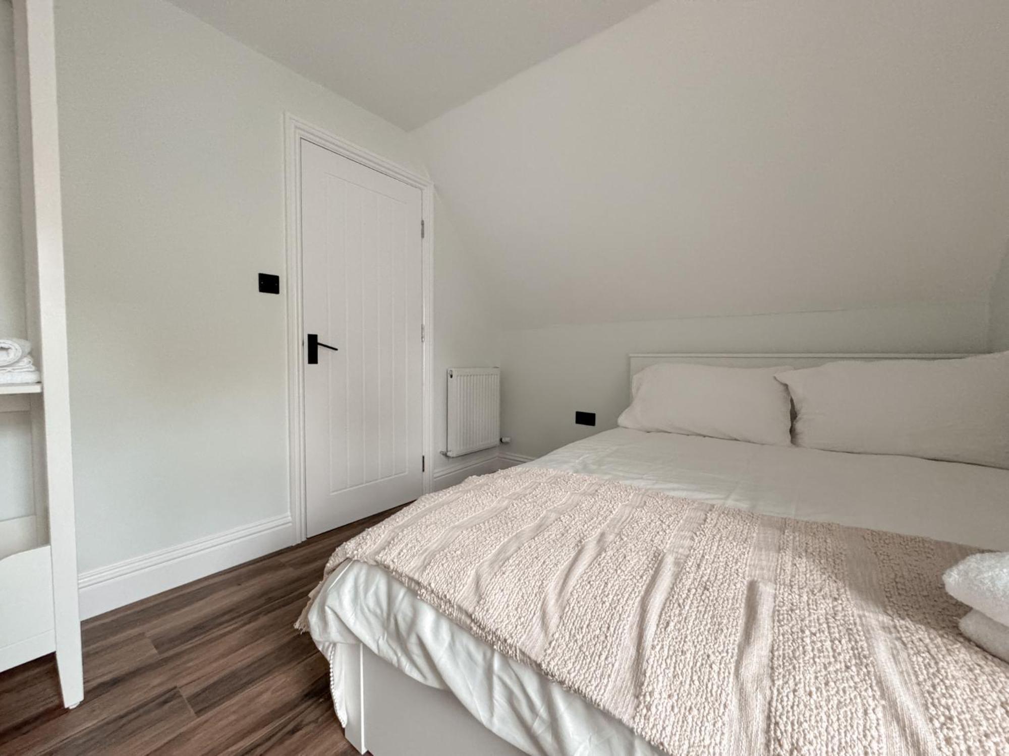 Plush Leeds Bungalow, Free Parking Holiday home *