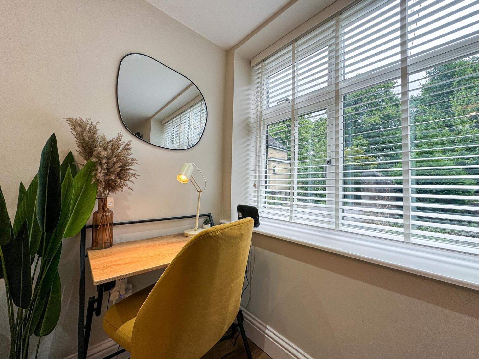 Plush Leeds Bungalow, Free Parking Holiday home